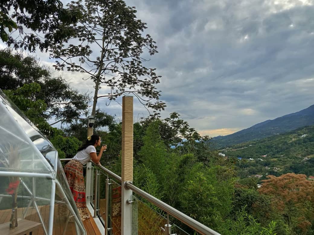 Mujer en el glamping con vista a la montaña Mujer en el glamping con vista a la montaña