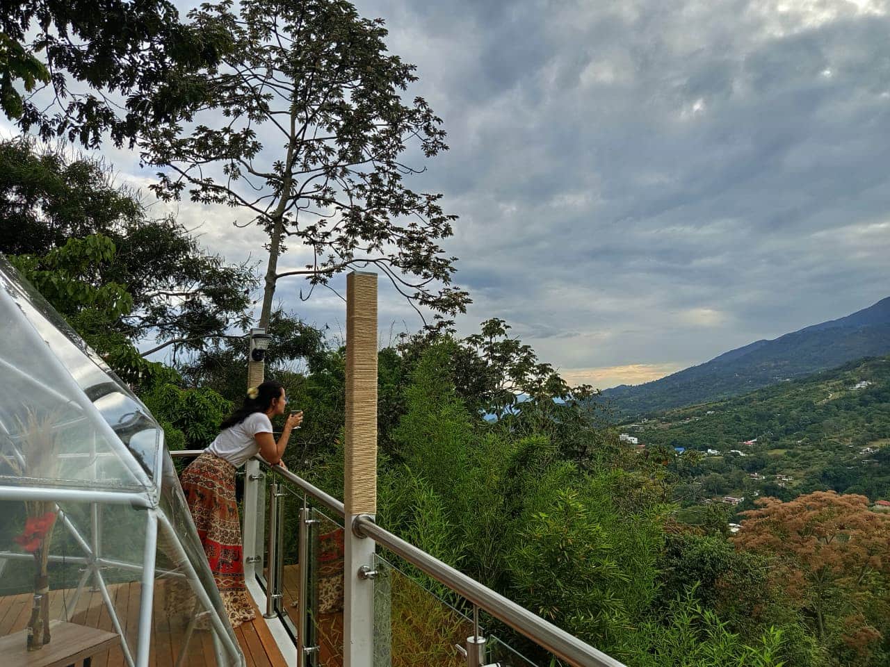 Mujer en el glamping con vista a la montaña