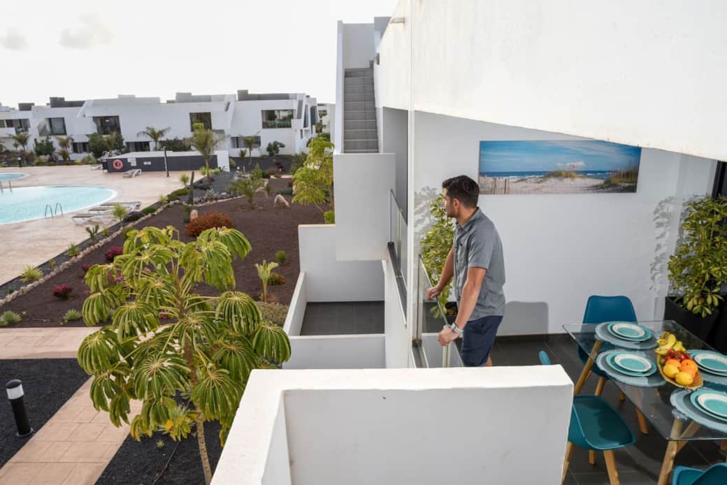 Terraza privada con vistas abiertas a la piscina, jardines.