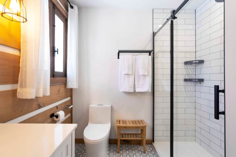 1er salle de bain complète avec bain, douche et planché chauffant