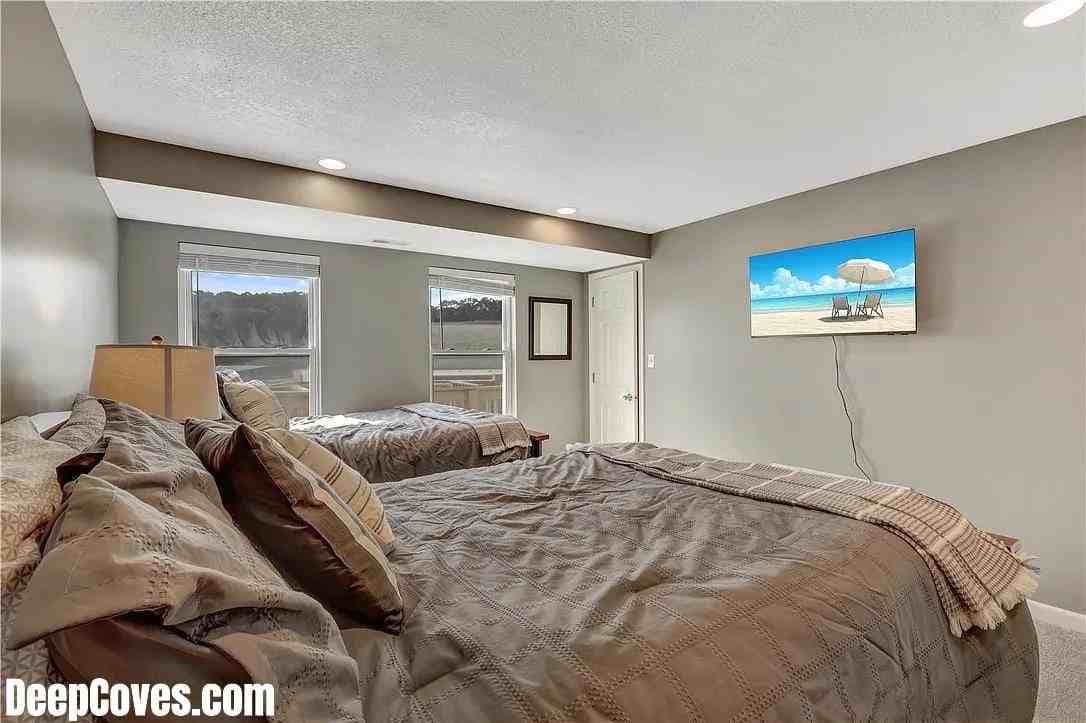 Bedroom 2 Queens.JPG