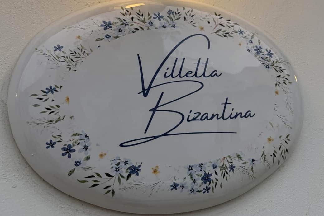 Insegna in ceramica