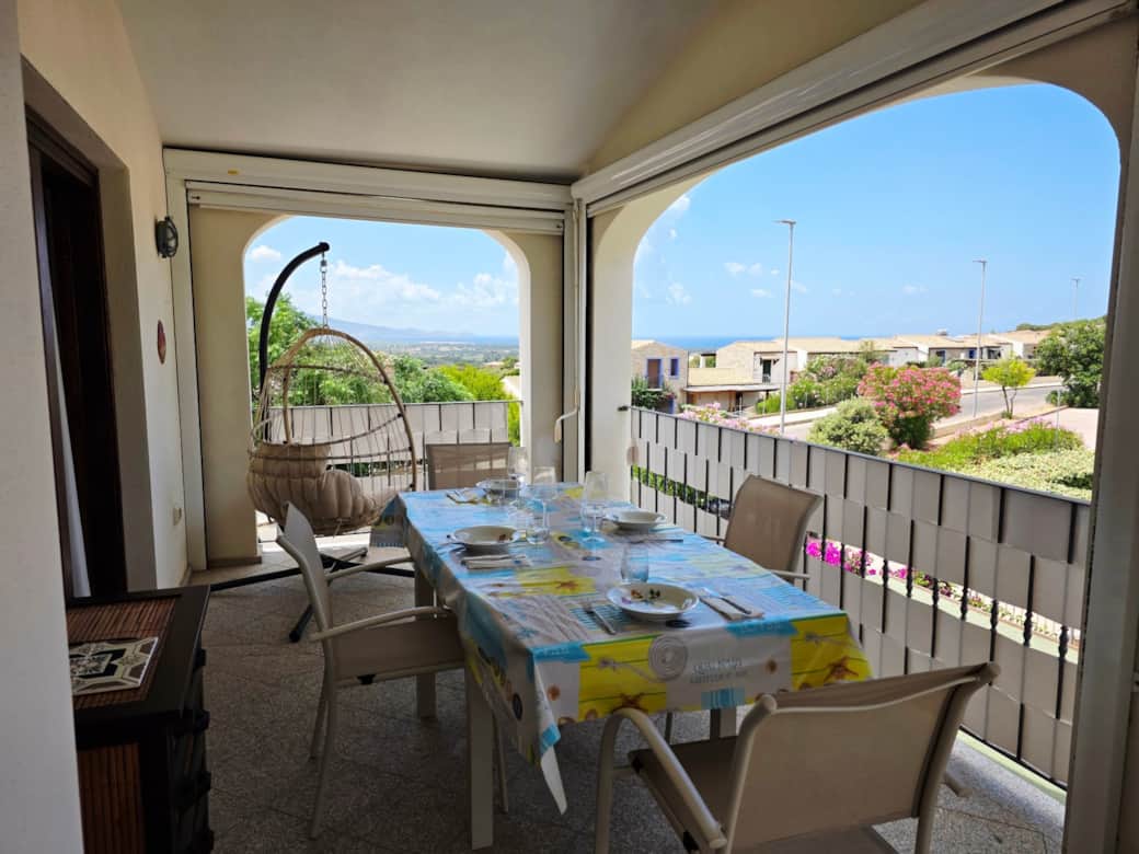 Terrazzo attrezzato con tavolo esterno che può ospitare sino a 6 persone