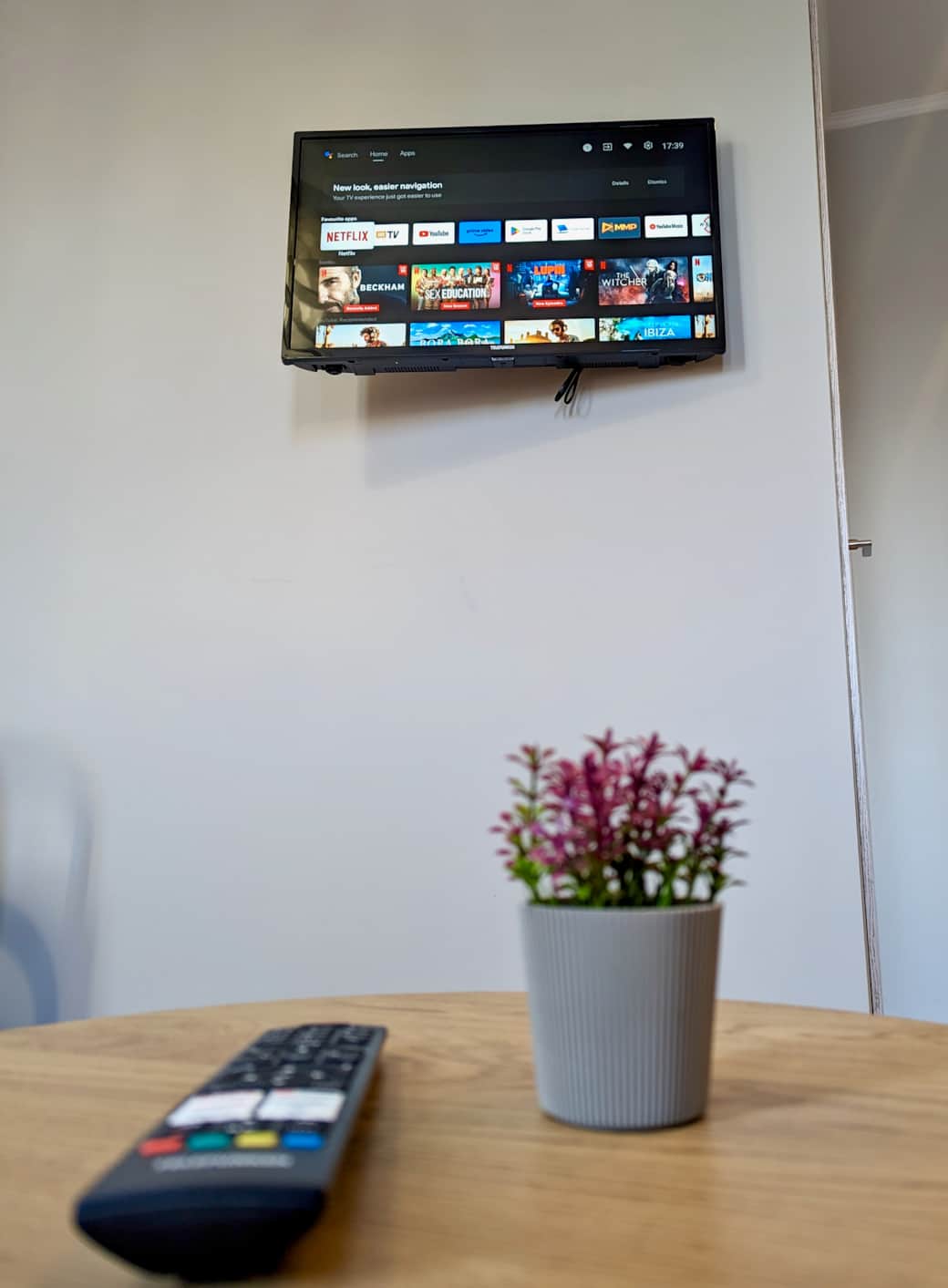 Smart TV with more than 100 international channels, Netflix and Amazon prime ready.