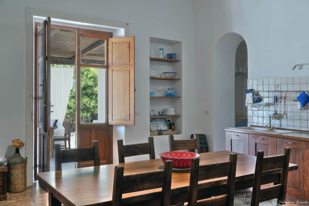 Zona pranzo con cucina eoliana e accesso all’esterno, Casa del Gelso Bianco