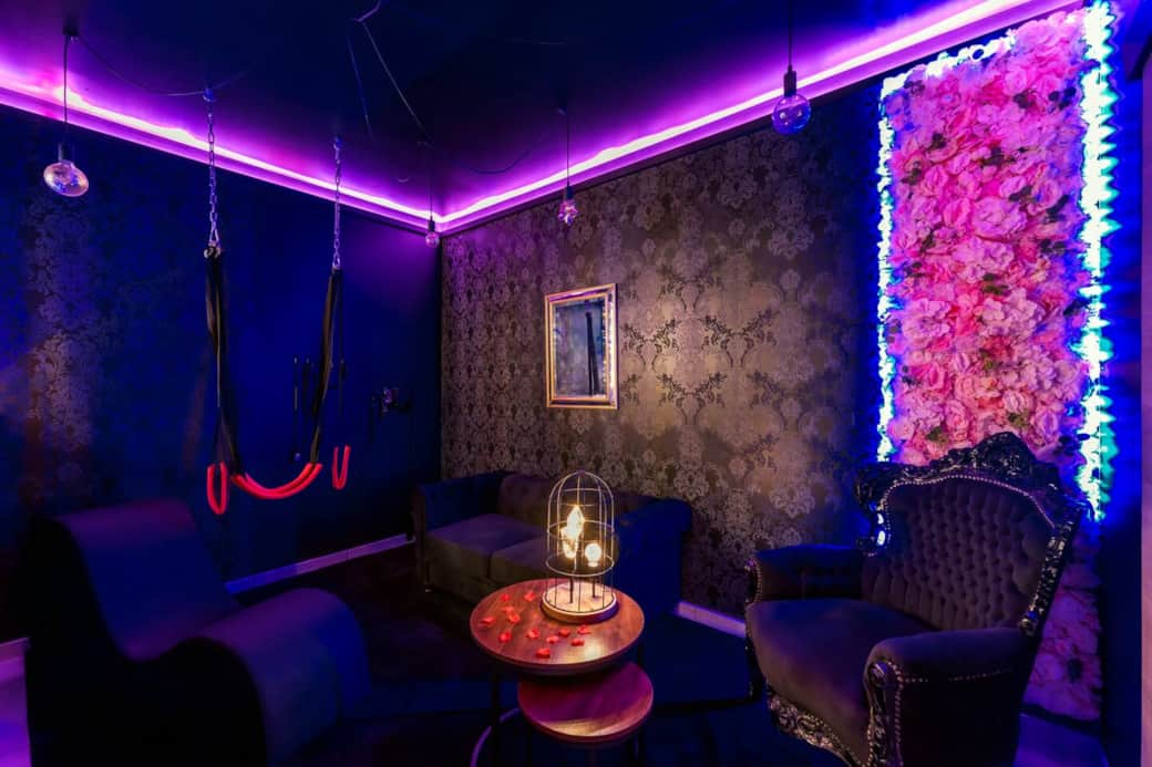 Espace boudoir baroque:
véritable fauteuil Tantra, balançoire de l'amour, accessoires érotiques Espace boudoir baroque:
véritable fauteuil Tantra, balançoire de l'amour, accessoires érotiques