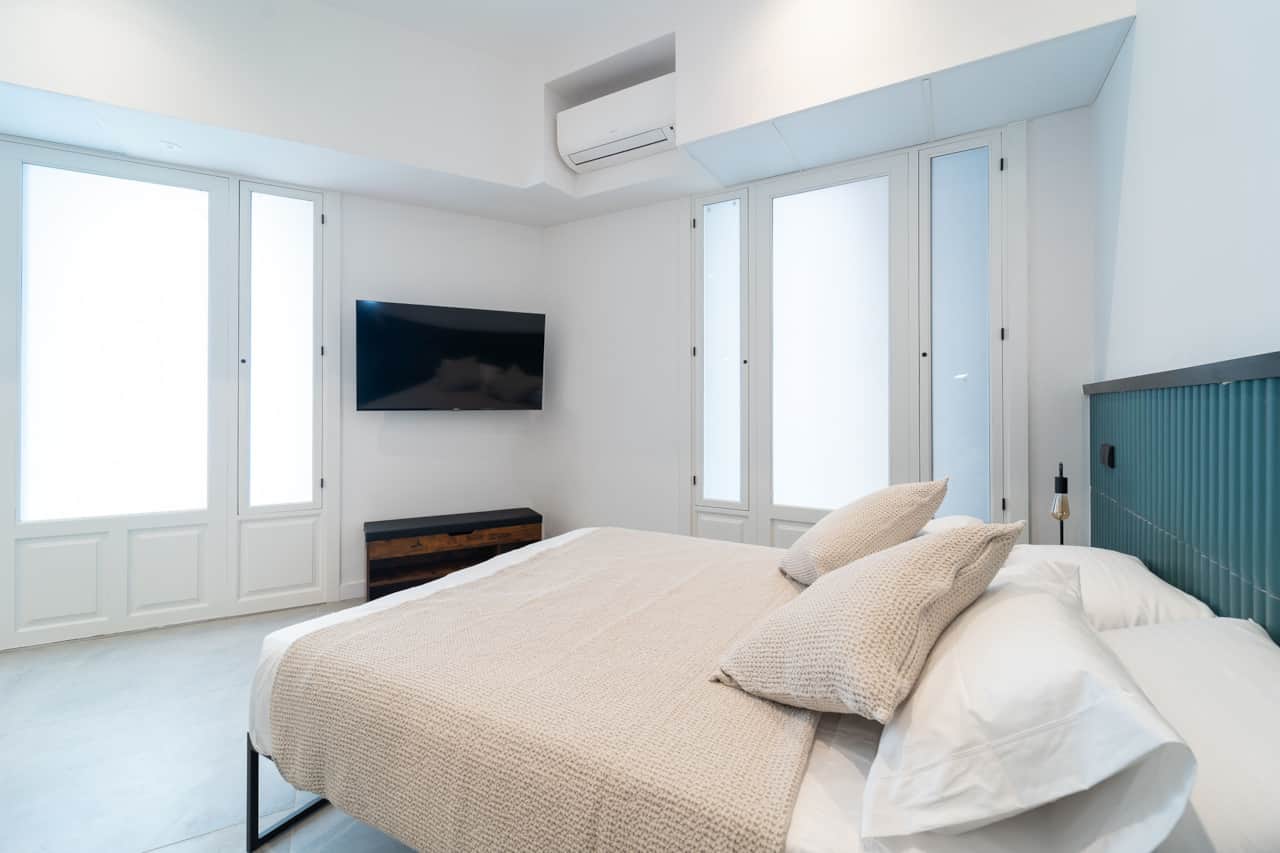 Cama Queen size y smart TV 50 pulgadas