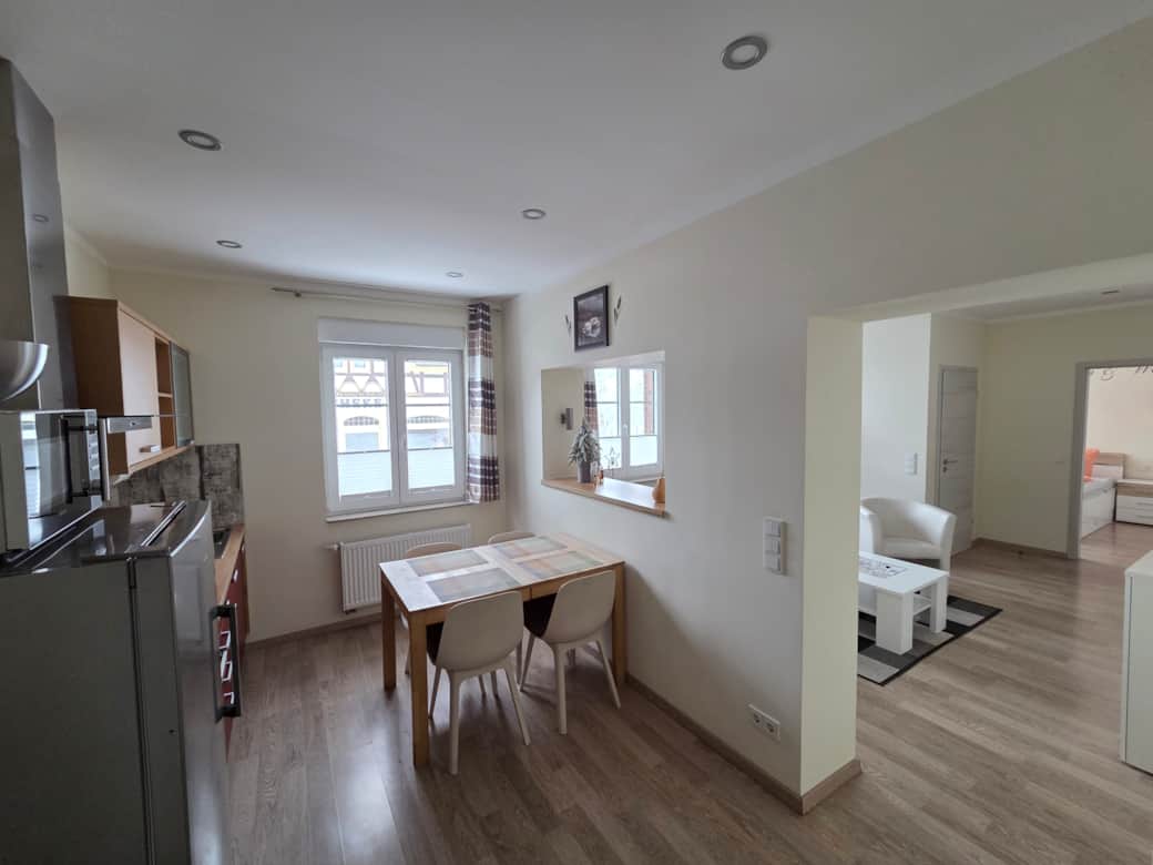 Küche und Wohnzimmer und Schlafzimmer 1