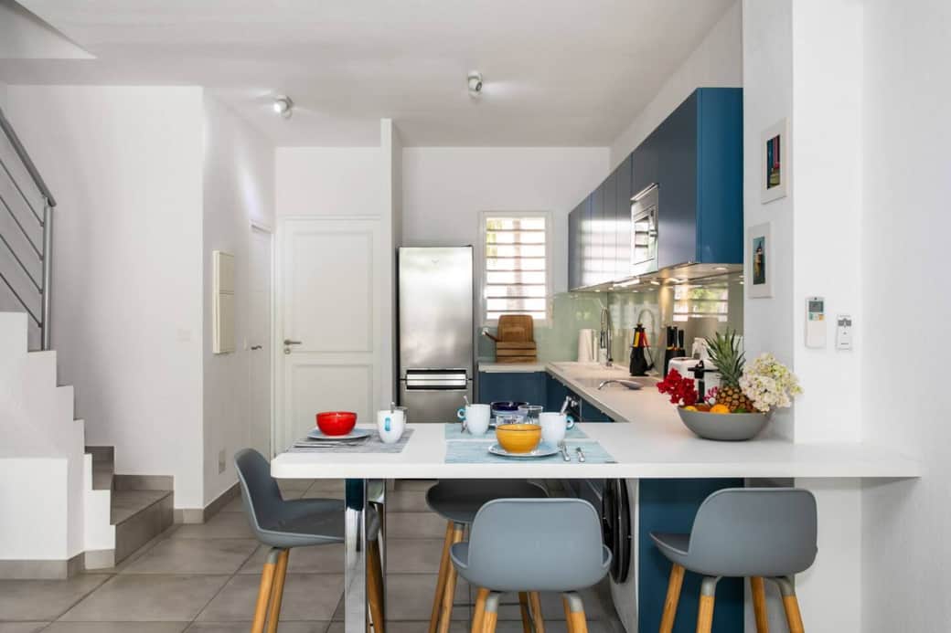 Fully equipped kitchen opening onto the living room with a small bar Sucriers 