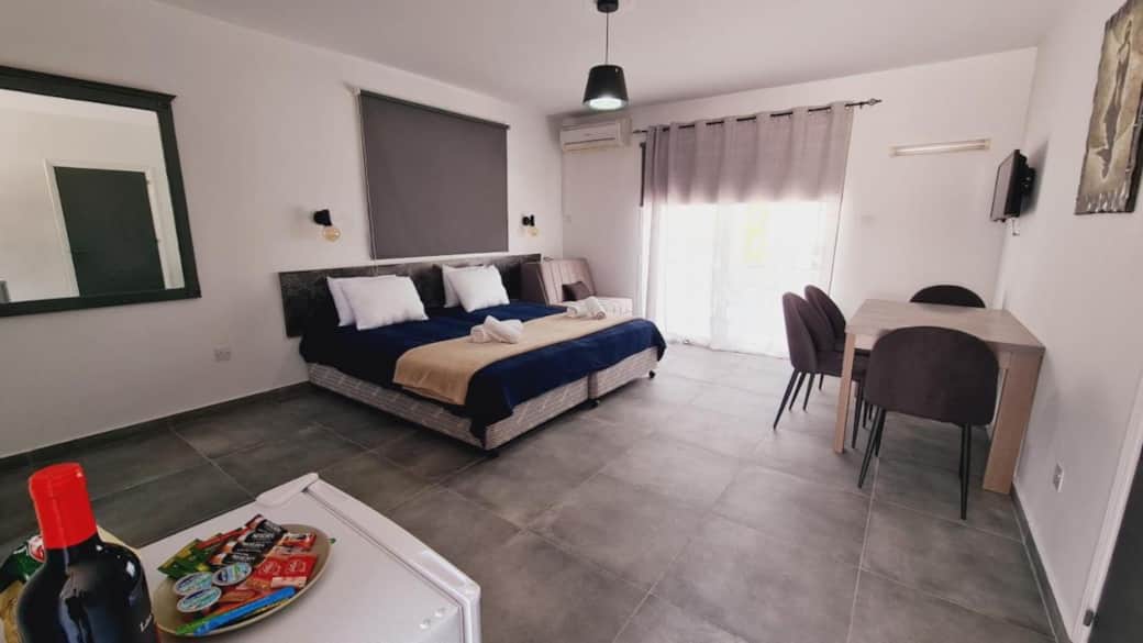 Room - Tv - Dinning table
