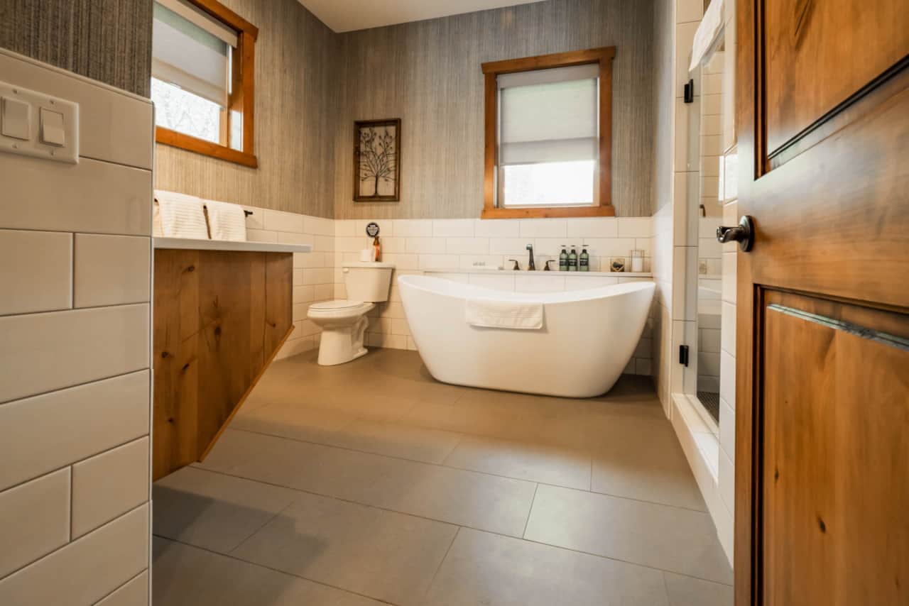 Level 1 - King Suite Master Bath