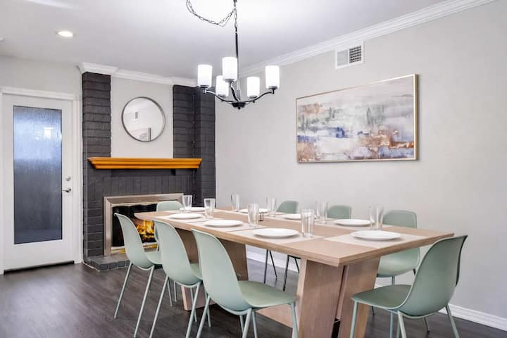 Spacious dining area with fireplace, perfect for meals and gatherings.