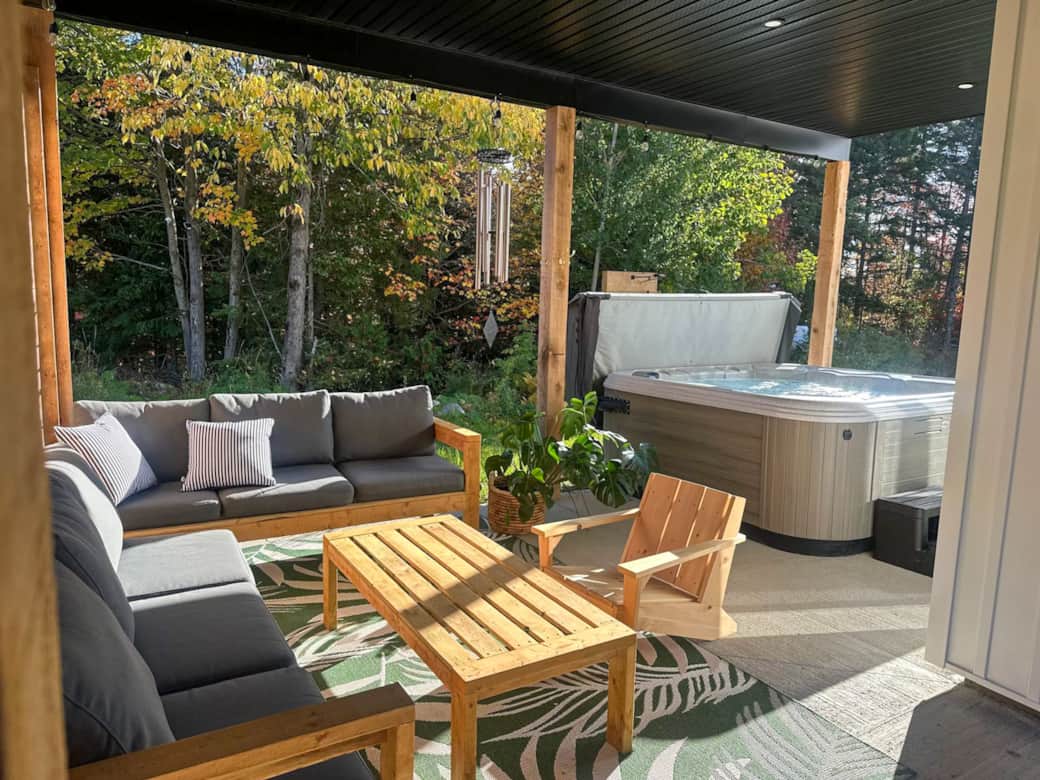 Salon exterieur  avec spa 6 places couvert