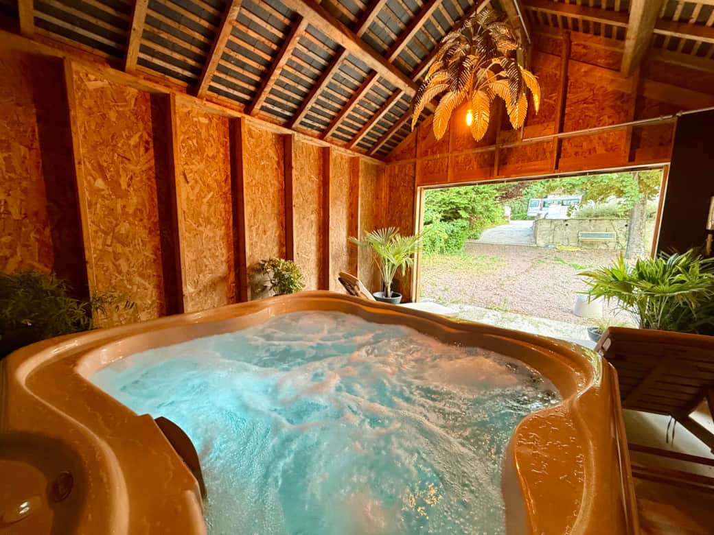 Jacuzzi Privée abrité (4 personnes)