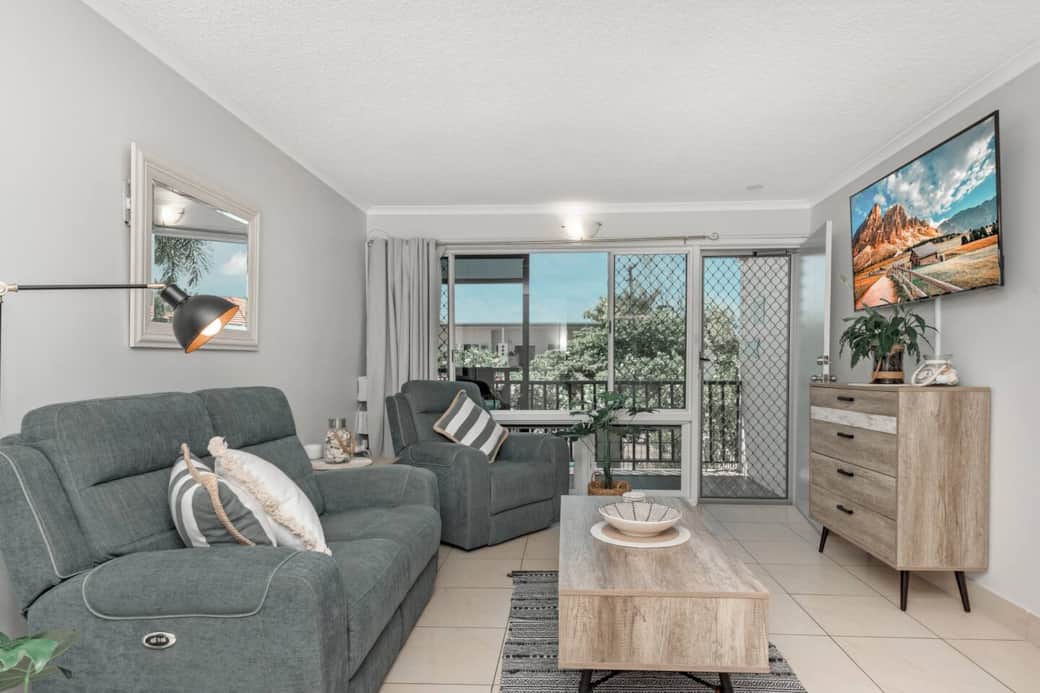 Make yourself at home on the electric reclining sofa. 