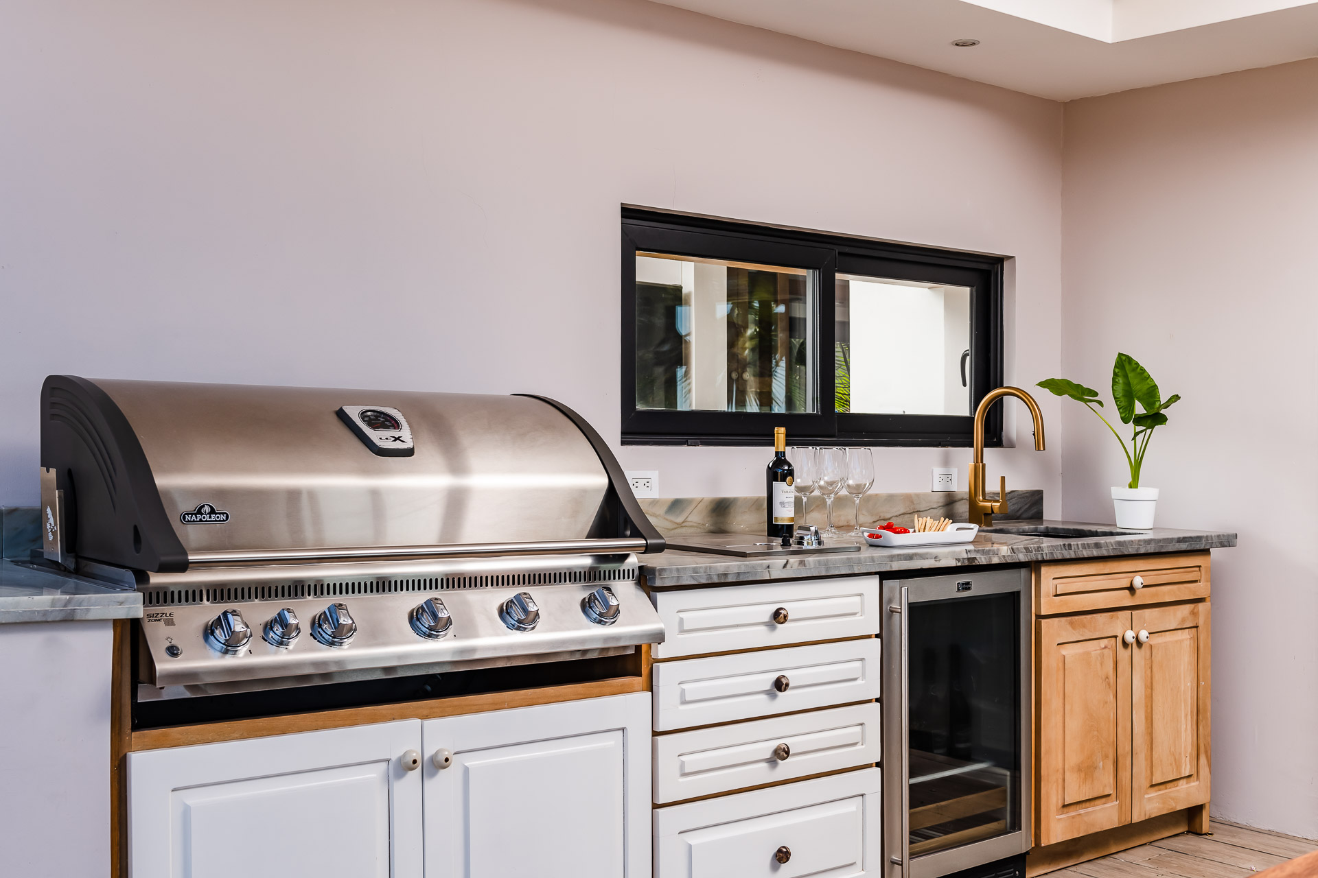 Outdoor Dining & BBQ.