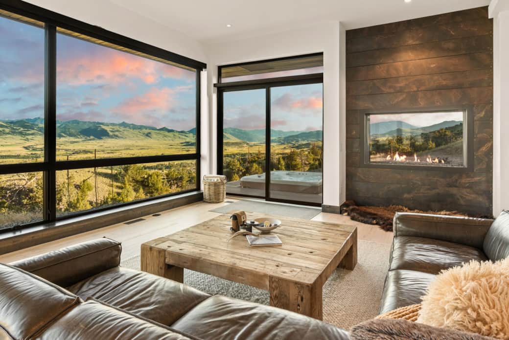 Walls of glass dissolve into the Paradise Valley skyline. Walls of glass dissolve into the Paradise Valley skyline.