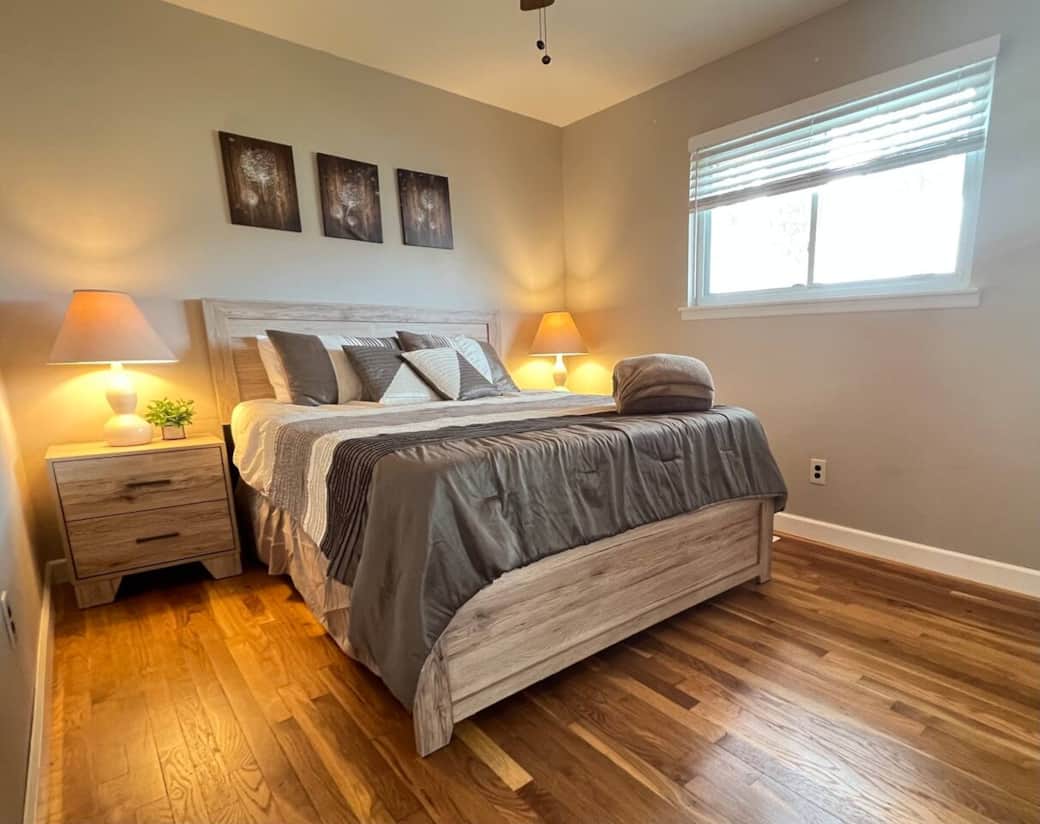 Queen sized bed on first floor Queen sized bed on first floor