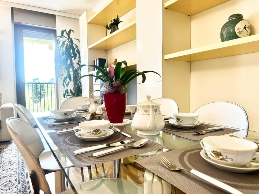 Tavolo da pranzo grande nella living room per i tuoi momenti più speciali in compagnia.