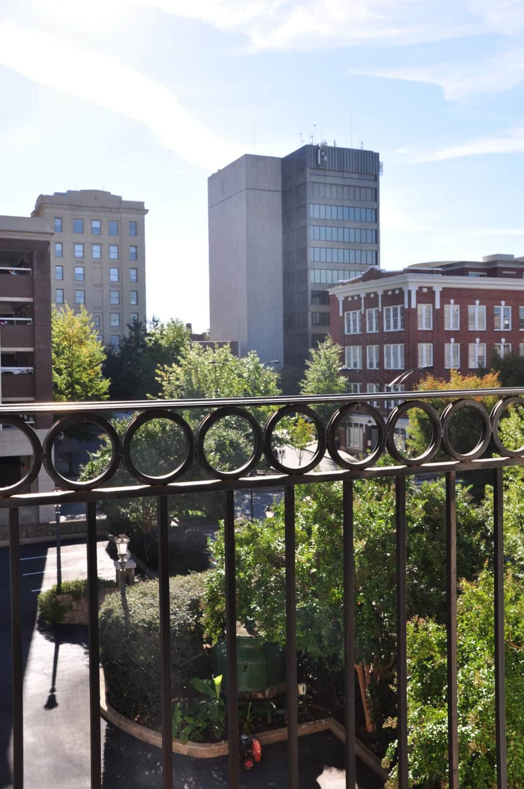 Stylish 1 BDRM just off Main St with King Bed