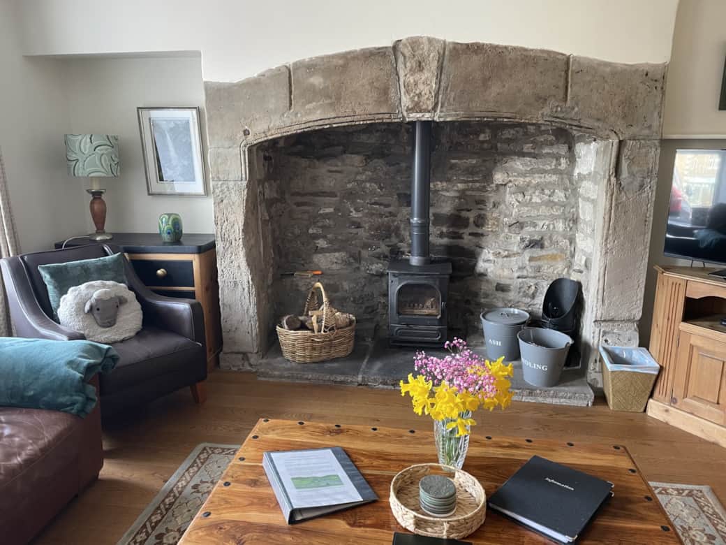 Living Room - Seating for five. Plenty of room for drinks, canapes, board games & for dogs to sleep
