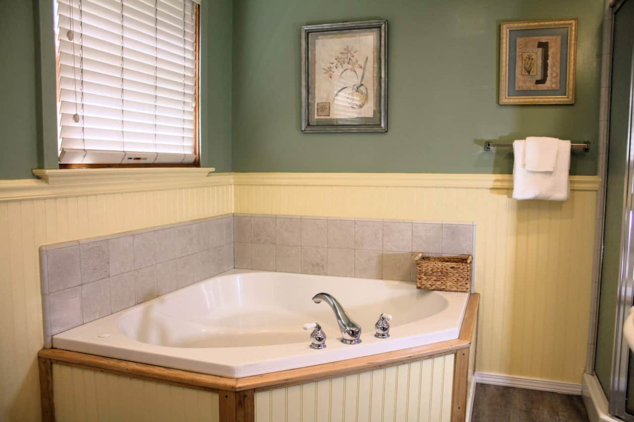 Jetted tubs in select rooms