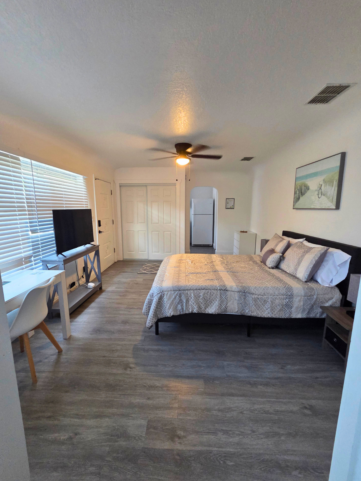 Cozy modern studio with A/C, workspace, kitchen, dining area, and comfy sofas. Lakeland, FL