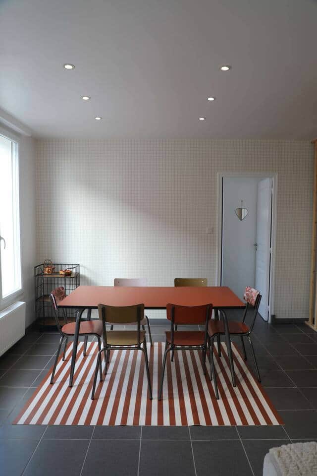 Notre espace salle à manger avec la table et ses chaises "Les Gambettes", que j'adore !!! J'y ai mis également un petit coin thé pour les petits moments "détente" de la journée