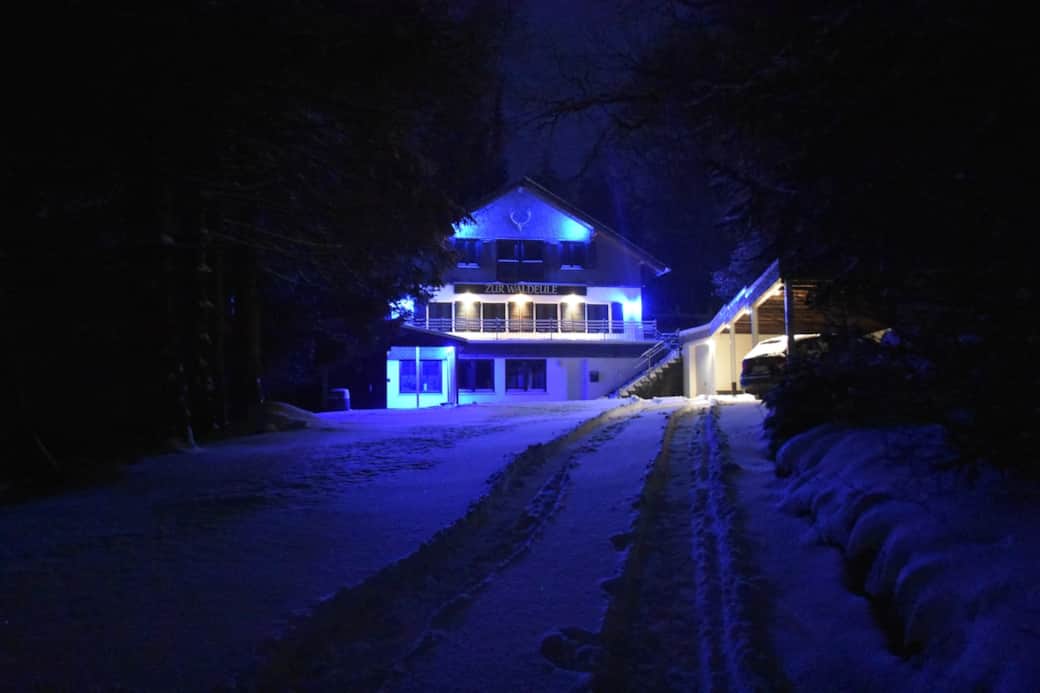 Außenansicht im Winter mit farbiger Beleuchtung