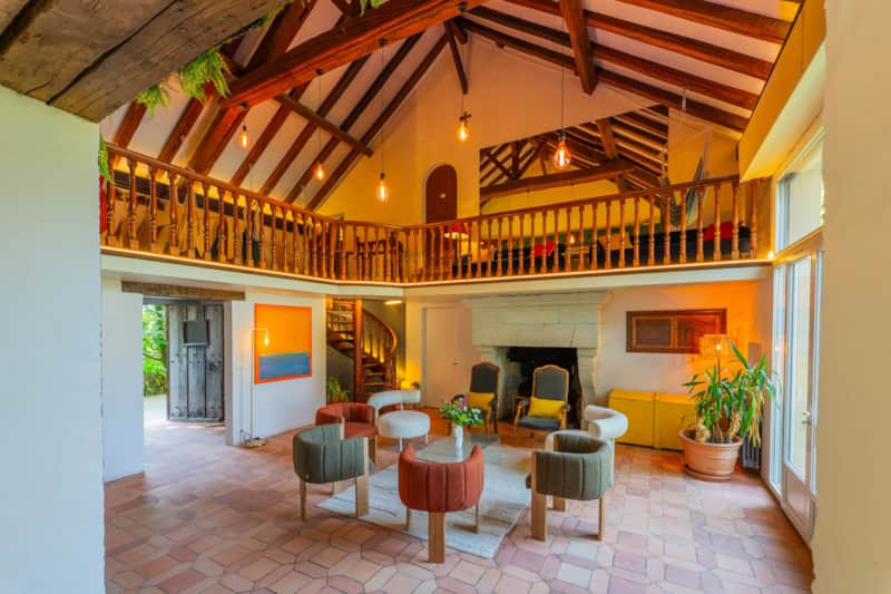 Villa de la Plume – Salon détente avec vue sur la piscine