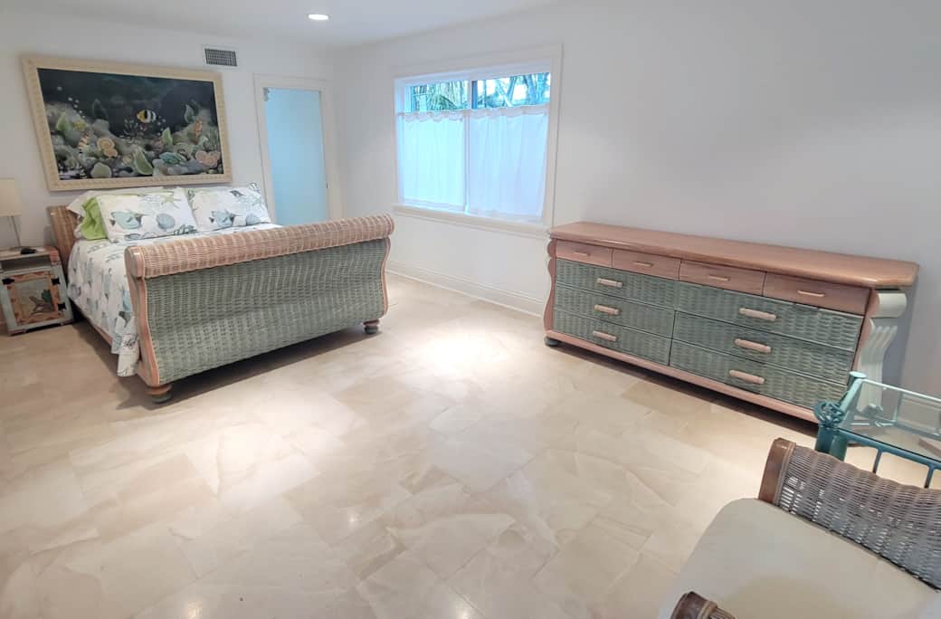 Main Floor Master Bedroom (Queen Bed)