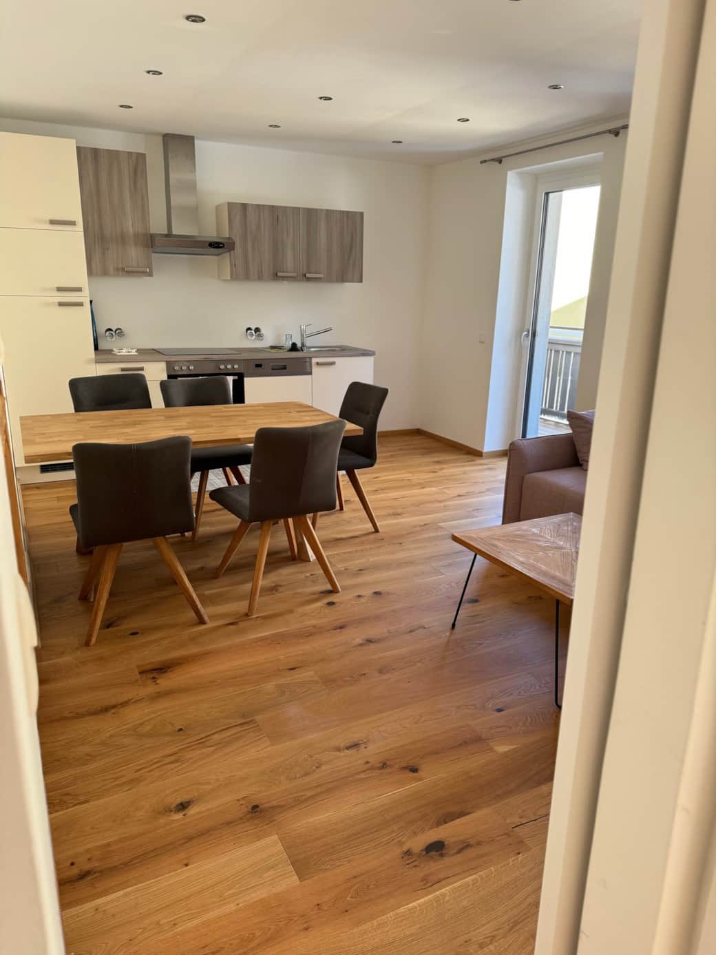 Fully equipped kitchen and dinig area