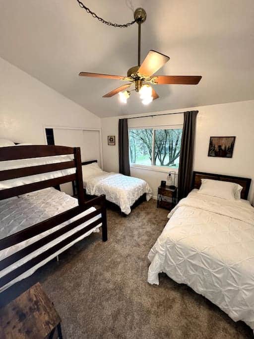 2nd bedroom. 1 full size and 3 twin. sleeps 5 comfortably 2nd bedroom. 1 full size and 3 twin. sleeps 5 comfortably