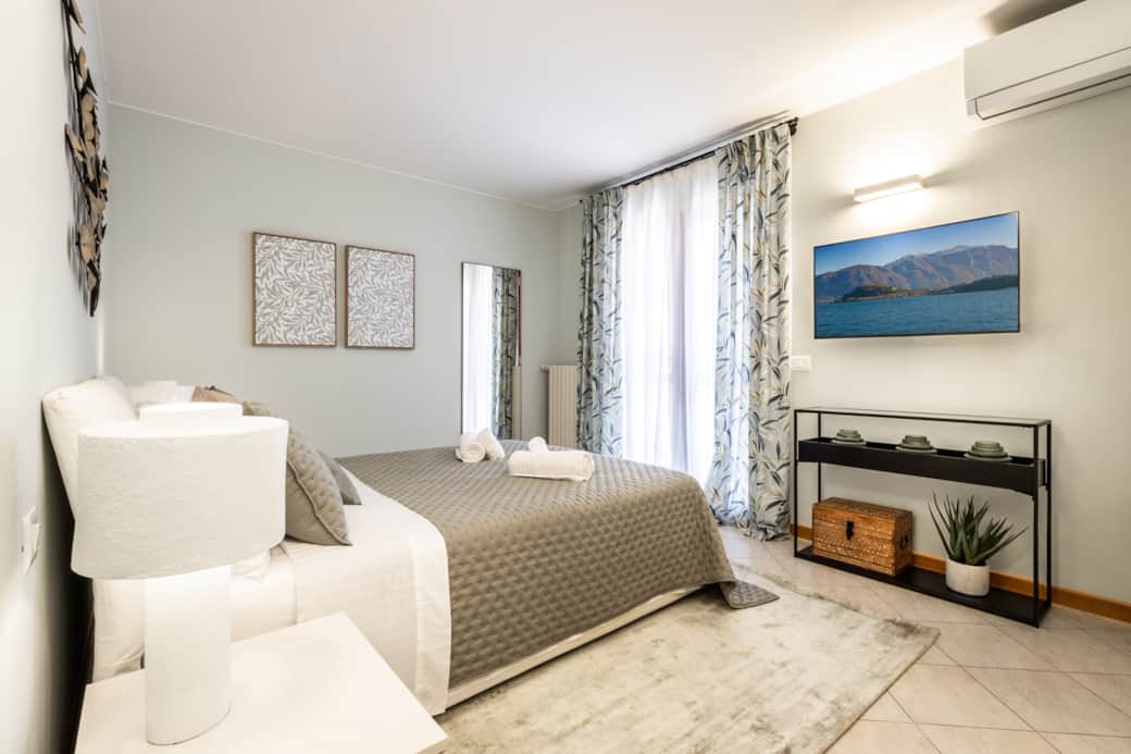 Klimatisiertes Zimmer 4 mit privatem Balkon und Zugang zur überdachten Garage.