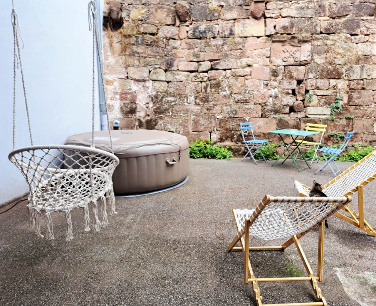 Terrasse extérieure avec jacuzzi (cour commune)