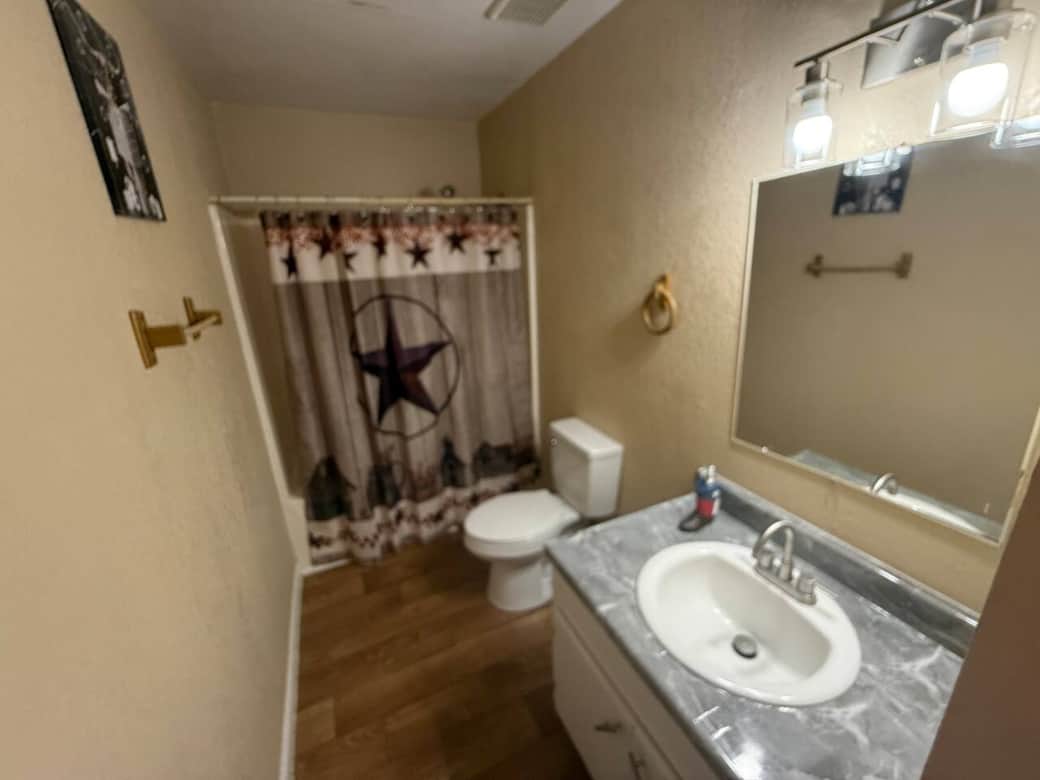 Full bathroom with towels, shampoo, conditioner and hand soap. 