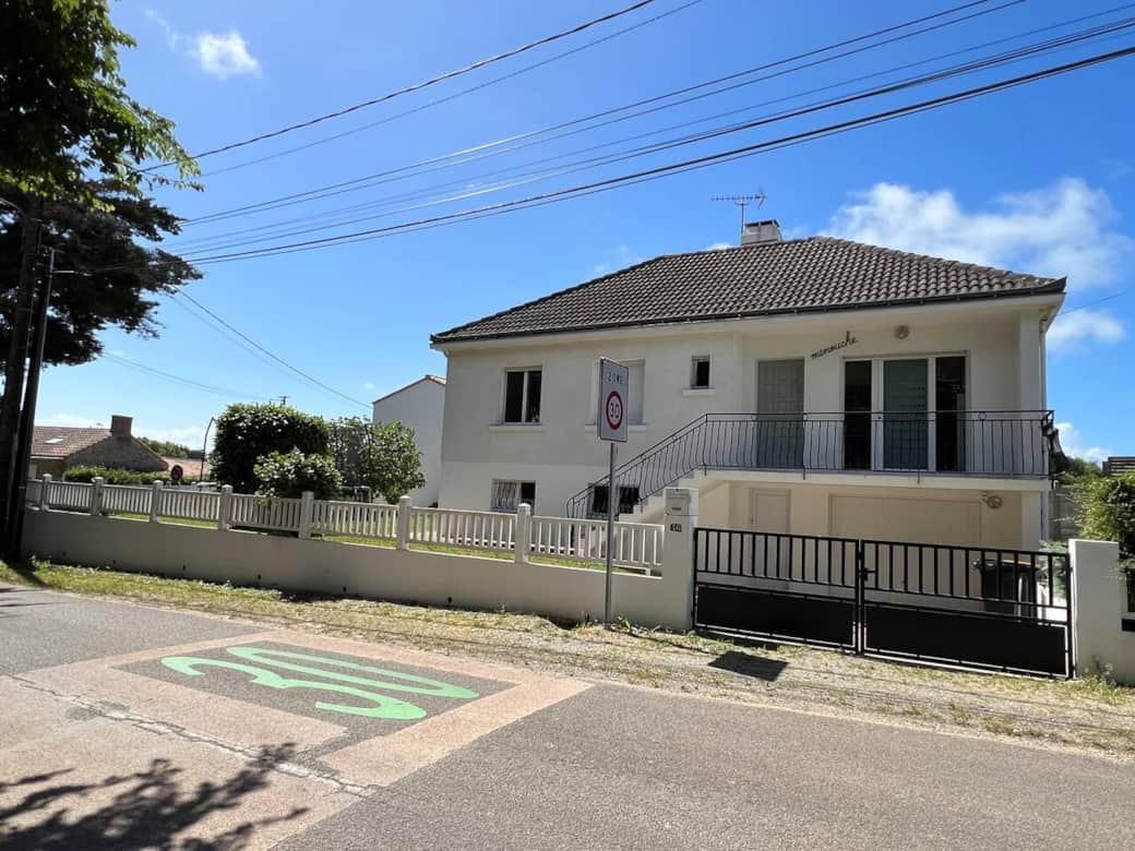L appartement t2 concerne le rez de jardin, fenêtres en bas à gauche 