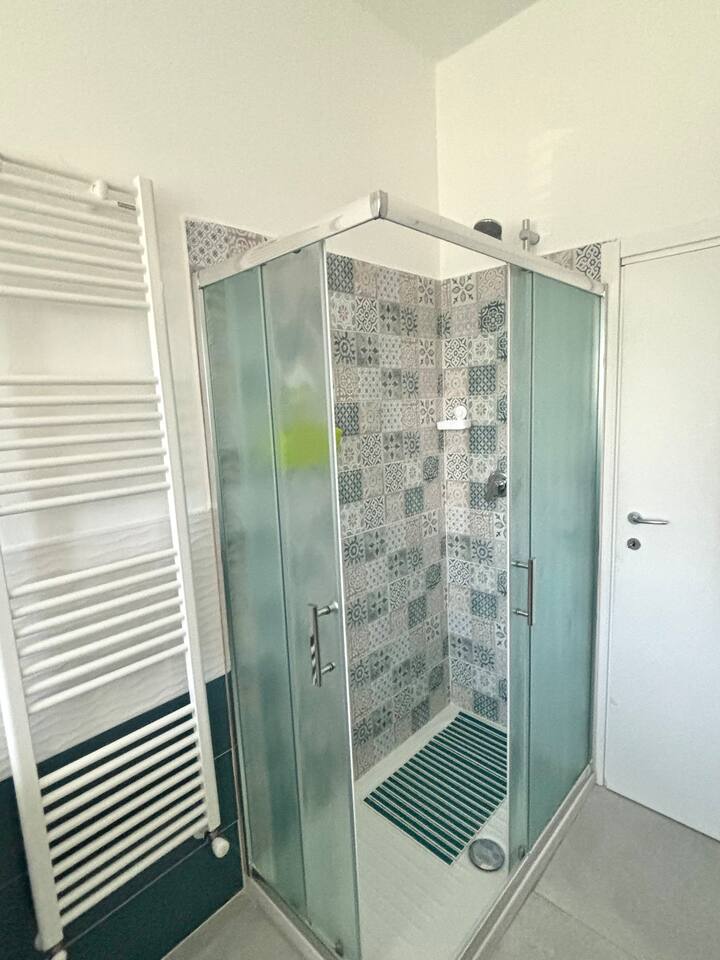 Bagno completo con box doccia