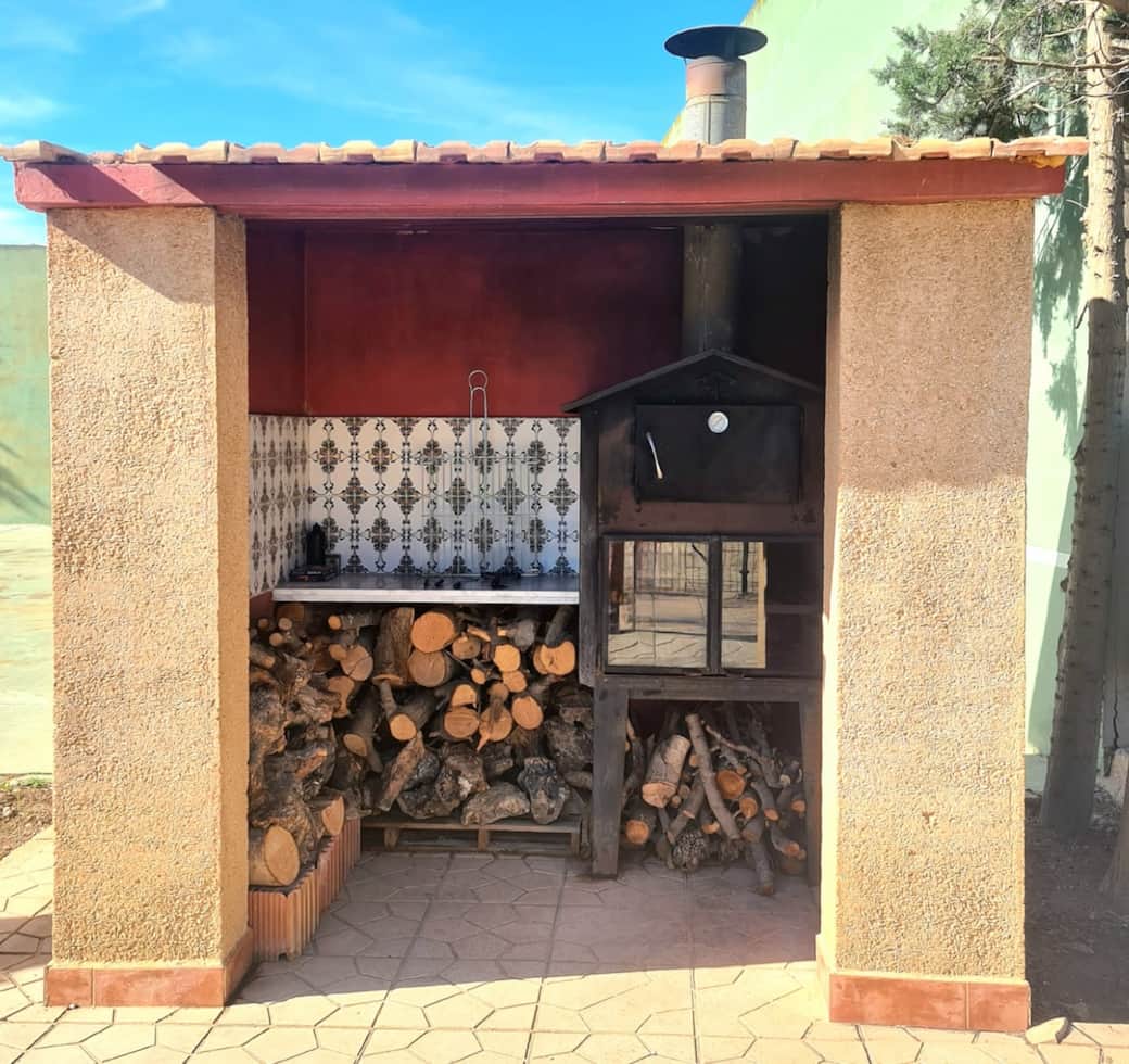 Disfruta de nuestra barbacoa exterior con horno prusiano Disfruta de nuestra barbacoa exterior con horno prusiano