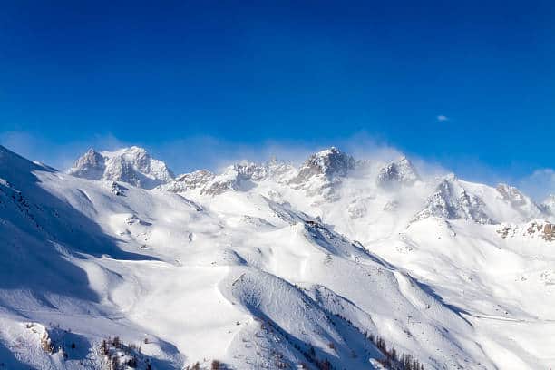 Domaine skiable de Serre Chevalier Vallée, pistes enneigées et sommets alpins en hiver