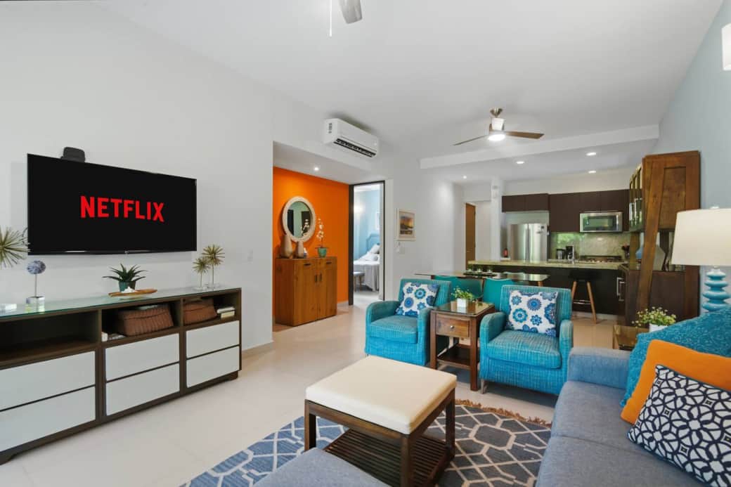 Kick back in this stylish open living space with AC and ceiling fan, comfortable seating, and a Smart TV ready for Netflix nights. The open layout flows into the dining area and fully equipped kitchen, perfect for relaxing or spending time together.
