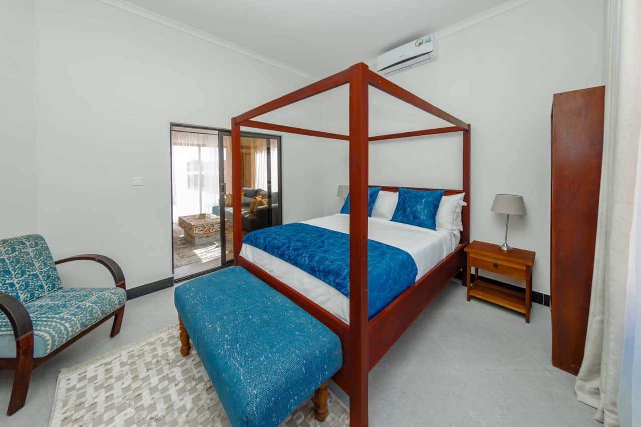 Studio with double canopy bed 