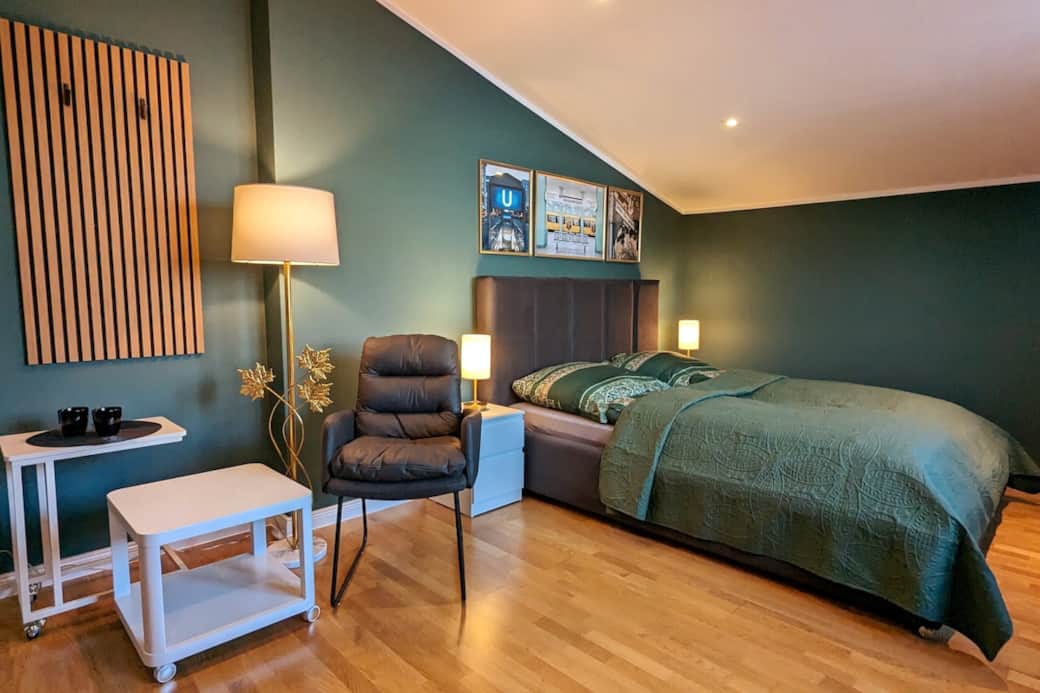Entdecken Sie bei 3 Rooms Berlin Zimmervermietung eine moderne Unterkunft, die keine Wünsche offen lässt. Unsere Zimmer sind sorgfältig gestaltet, um Ihnen höchsten Komfort und ein Gefühl von Zuhause zu bieten.