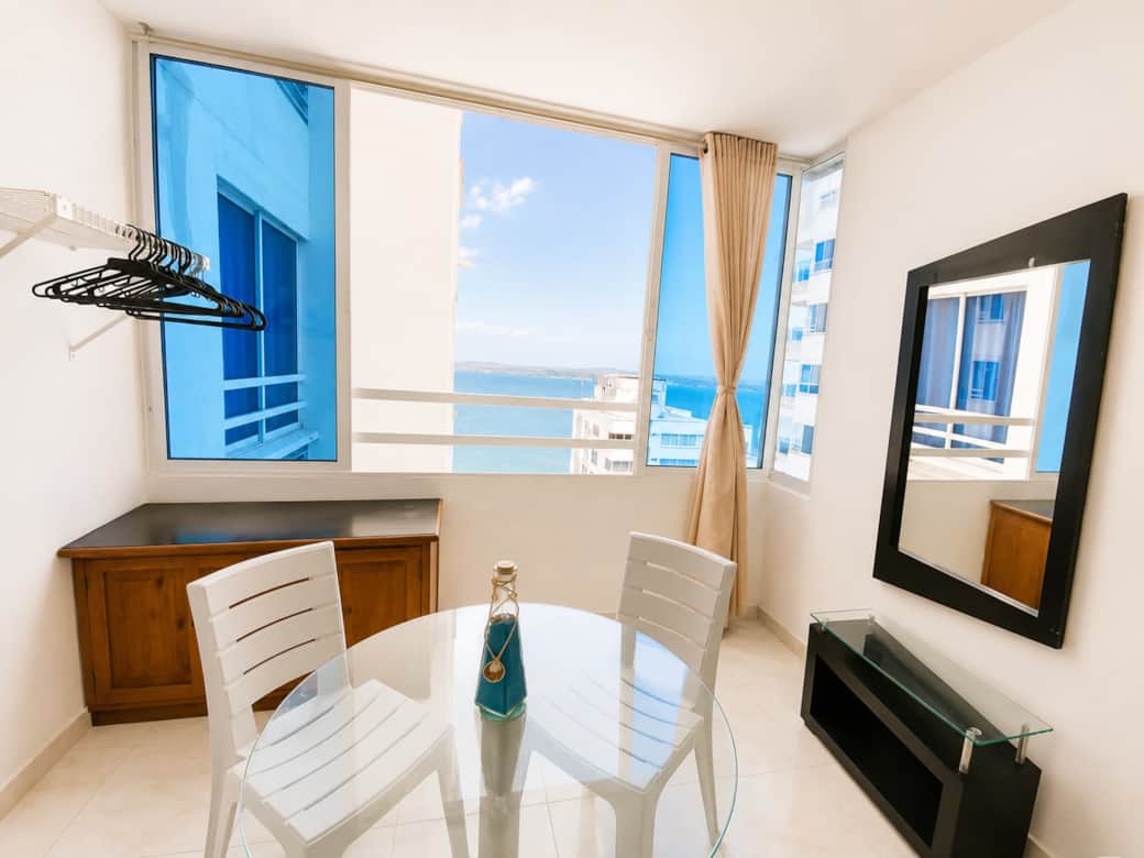 Apartamento de un ambiente con una cama doble y dos camas sencillas. Aire acondicionado. Apartamento de un ambiente con una cama doble y dos camas sencillas. Aire acondicionado.