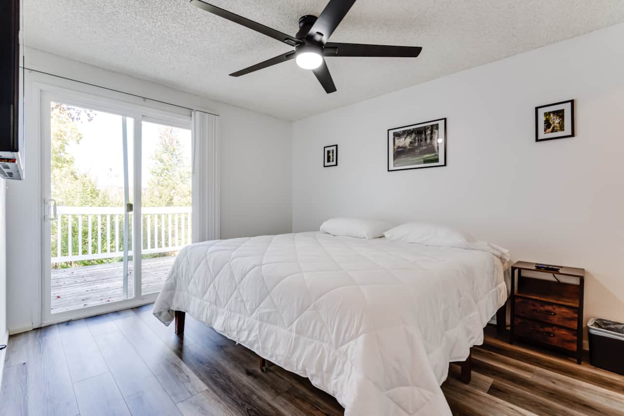 Bedroom w/ Fan & TV