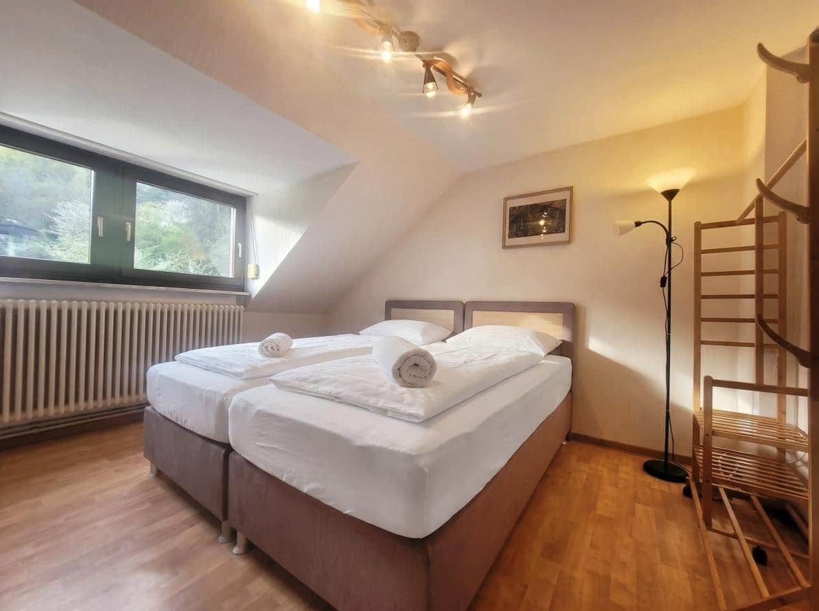 Kingsize Bett & viel Licht: Genieße dein Zimmer in der Ferienwohnung Trier!