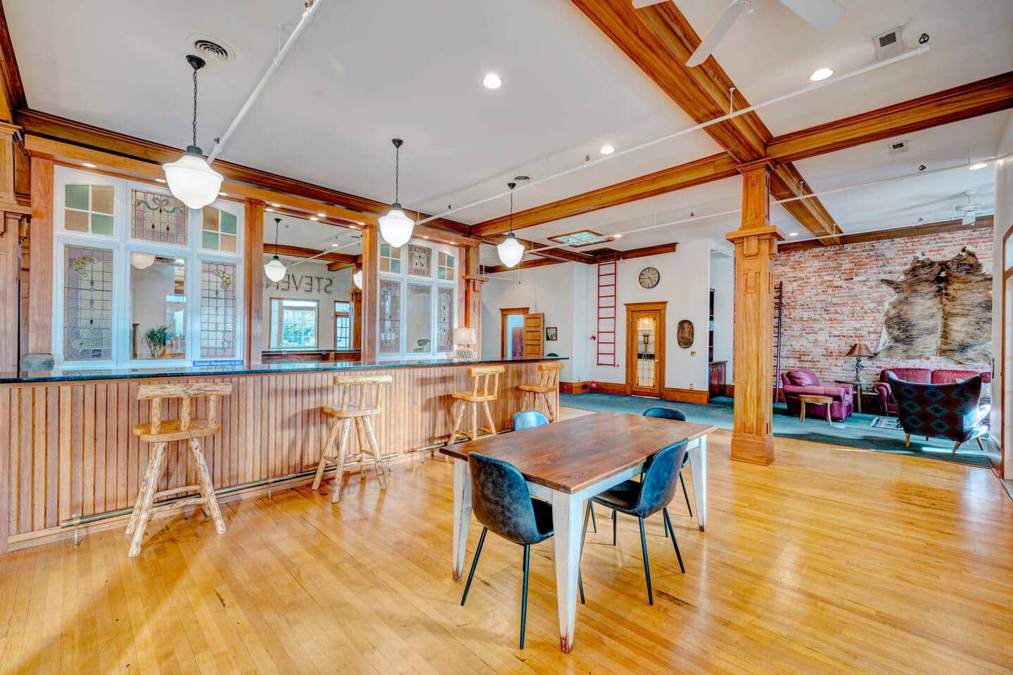 New York Store Suite dining