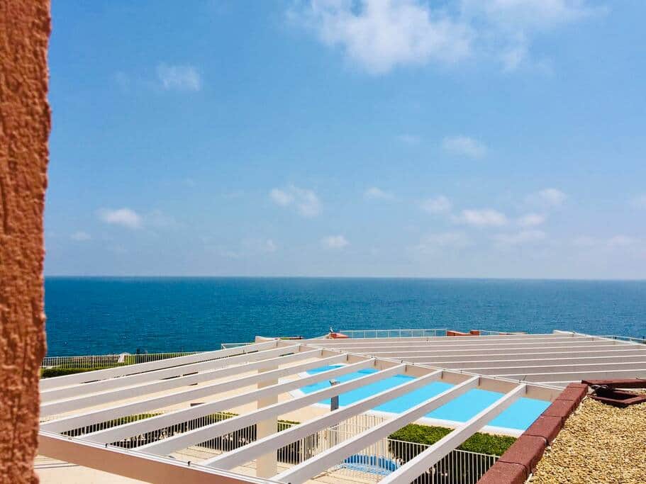 Vue piscine et mer