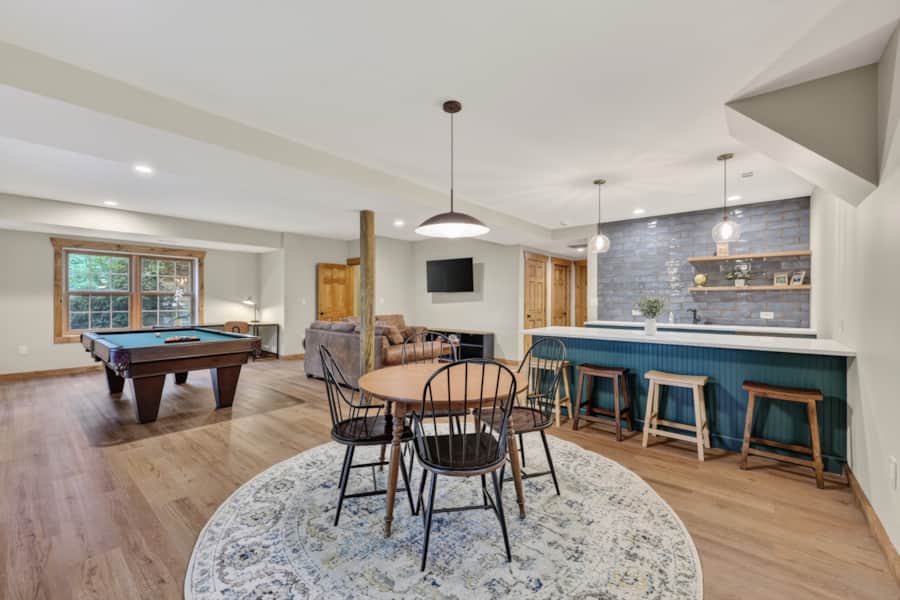 Game room with wet bar