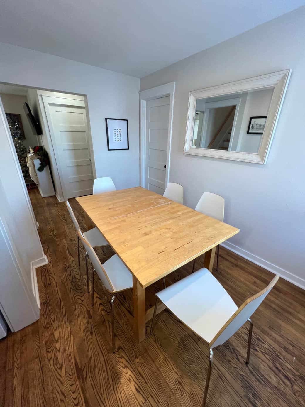 Dining room seats 6 comfortably